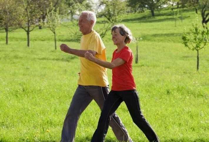 钟南山佩戴“共和国勋章”，观礼九三阅兵