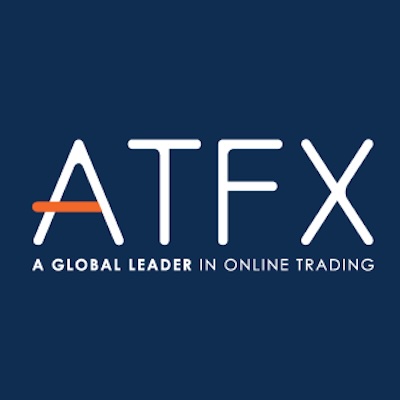 小学生看哥哥们踢十五运会足球赛，一声声加油稚嫩却嘹亮