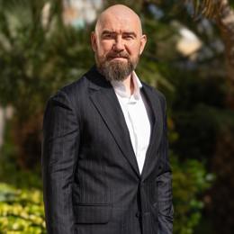 遛狗没牵绳引发冲突，致人右眼受伤！宠物主人获刑